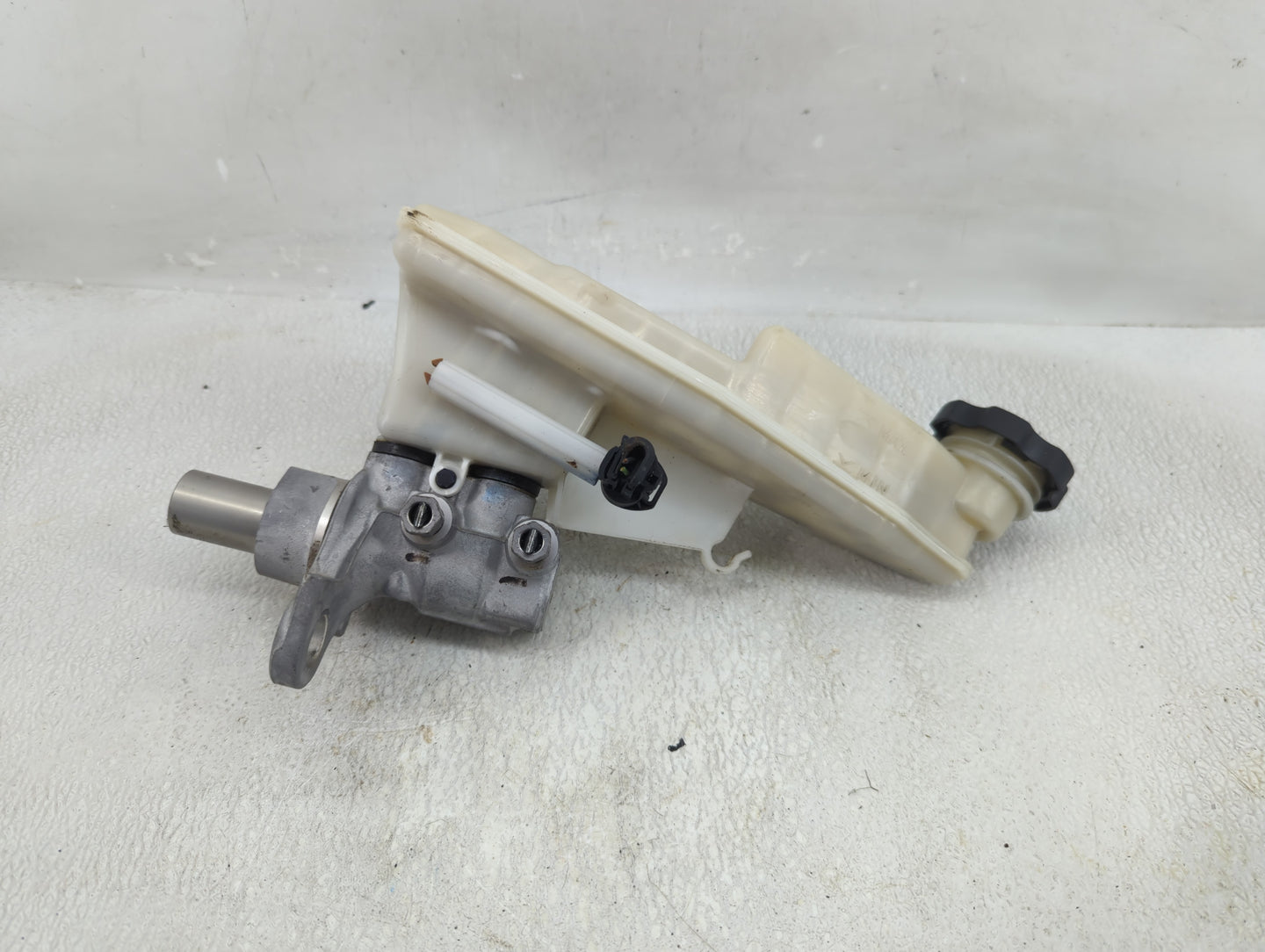 2016-2019 Chevrolet Cruze Brake Master Cylinder - Oemusedautoparts1.com