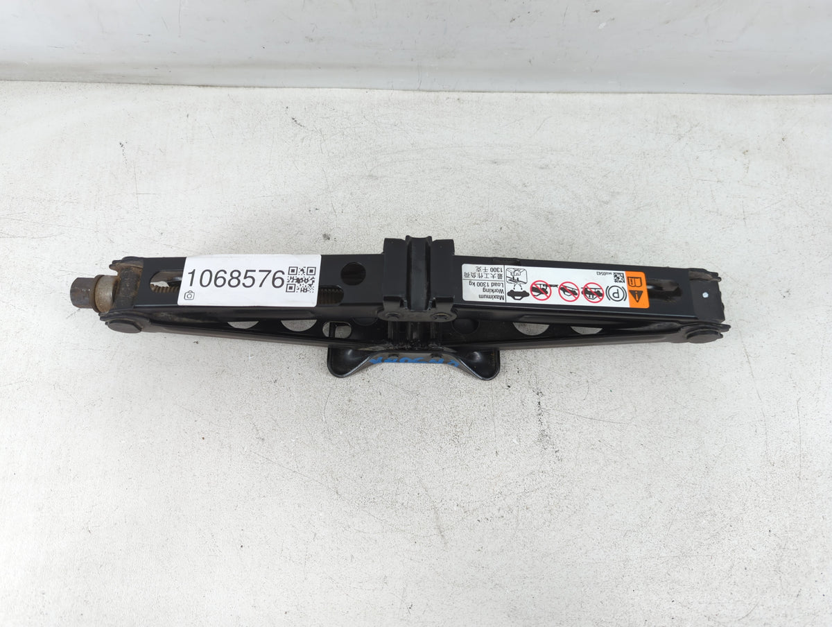 2019 Chevrolet Equinox Spare Scissor Car Jack 1068576 - Oemusedautoparts1.com