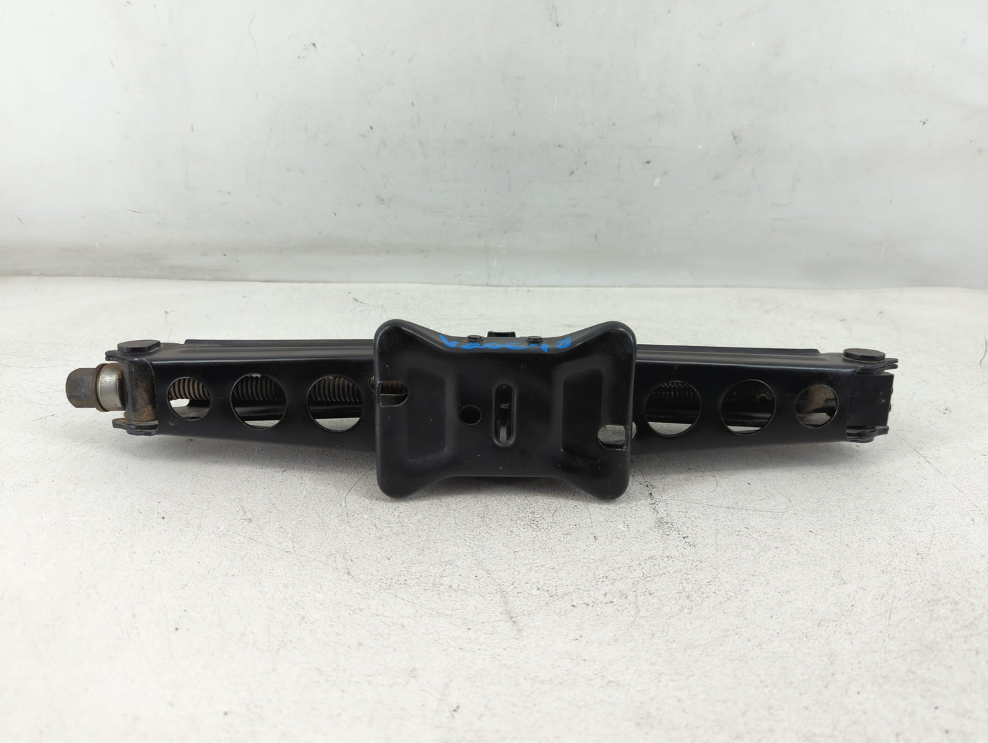 2019 Chevrolet Equinox Spare Scissor Car Jack 1068576 - Oemusedautoparts1.com