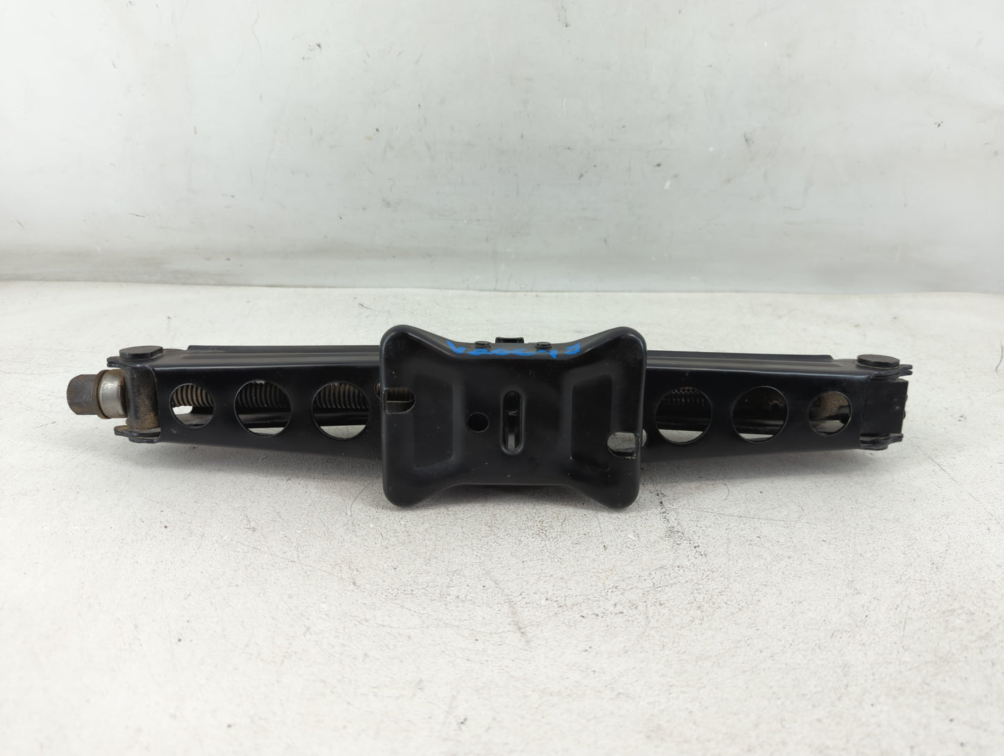 2019 Chevrolet Equinox Spare Scissor Car Jack 1068576 - Oemusedautoparts1.com