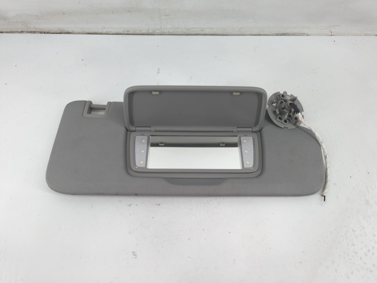 2018-2019 Chevrolet Equinox Sun Visor Shade Replacement Passenger Right Mirror Fits Fits 2018 2019 OEM Used Auto Parts - Oem
