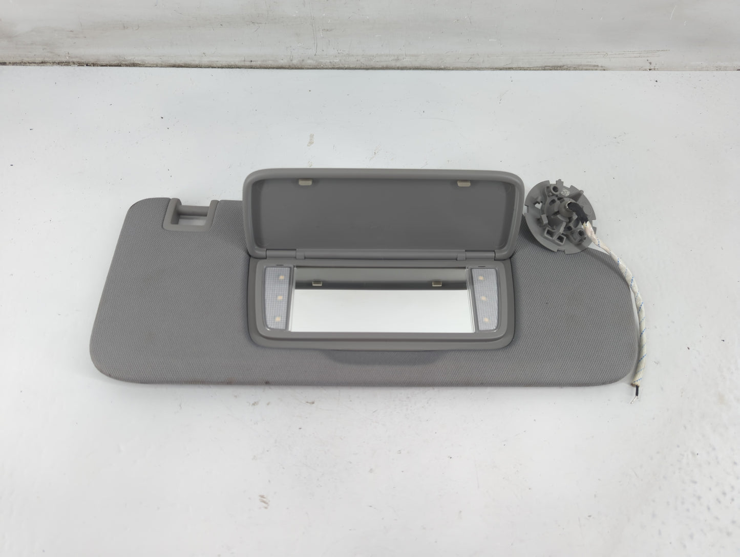 2018-2019 Chevrolet Equinox Sun Visor Shade Replacement Passenger Right Mirror Fits Fits 2018 2019 OEM Used Auto Parts - Oem