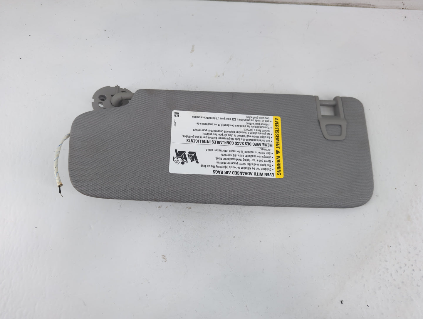 2018-2019 Chevrolet Equinox Sun Visor Shade Replacement Passenger Right Mirror Fits Fits 2018 2019 OEM Used Auto Parts - Oem