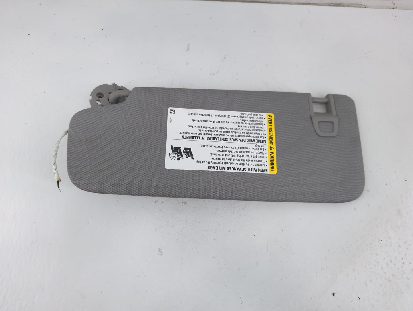 2018-2019 Chevrolet Equinox Sun Visor Shade Replacement Passenger Right Mirror Fits Fits 2018 2019 OEM Used Auto Parts - Oem