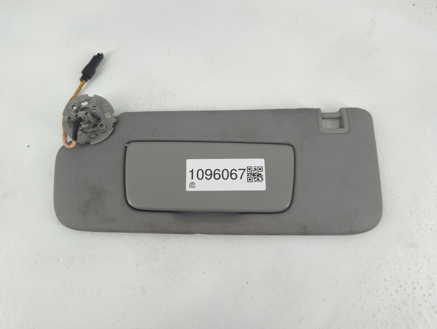 2018-2019 Chevrolet Equinox Sun Visor Shade Replacement Driver Left Mirror Fits Fits 2018 2019 OEM Used Auto Parts - Oemused