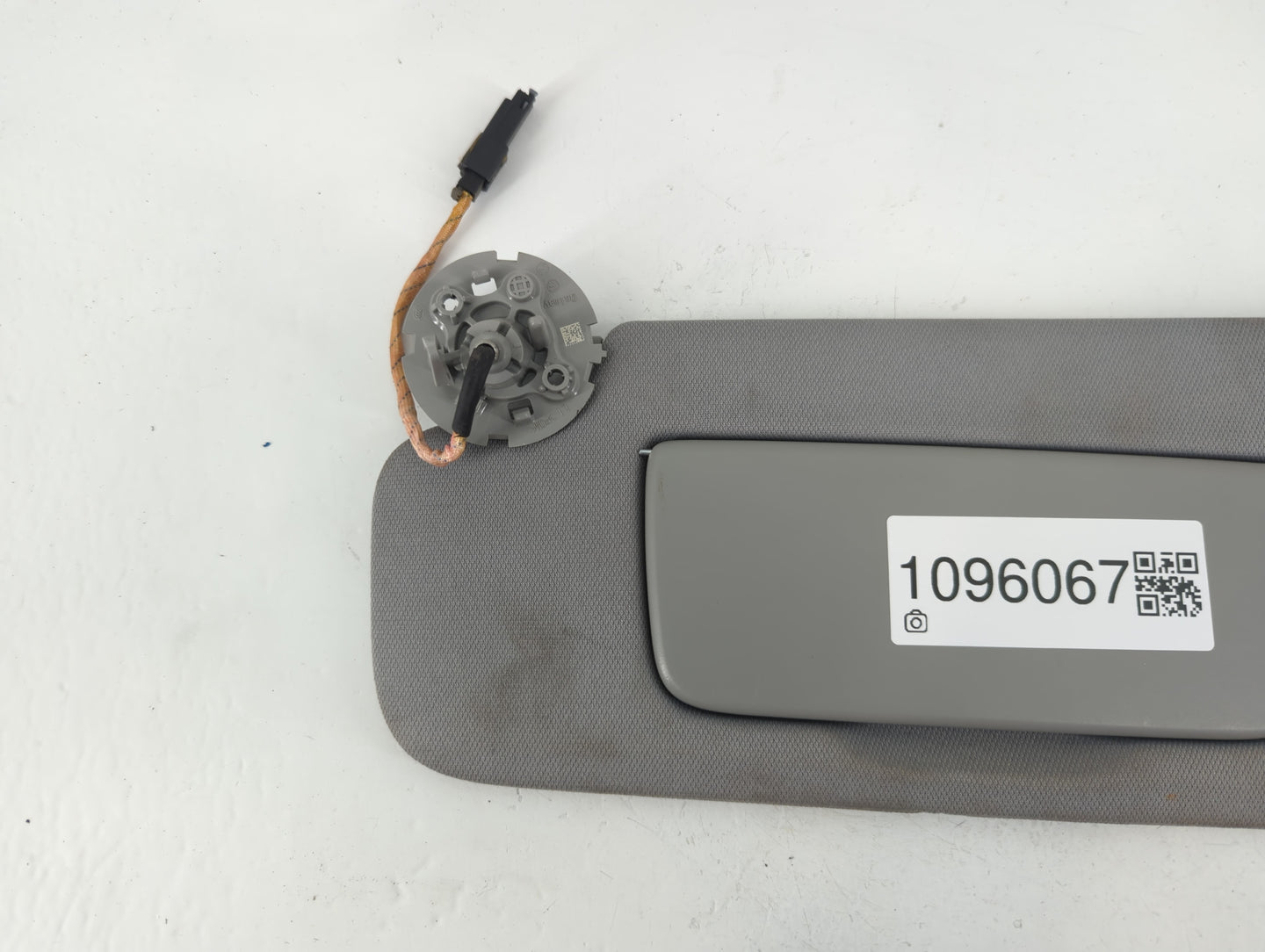 2018-2019 Chevrolet Equinox Sun Visor Shade Replacement Driver Left Mirror Fits Fits 2018 2019 OEM Used Auto Parts - Oemused