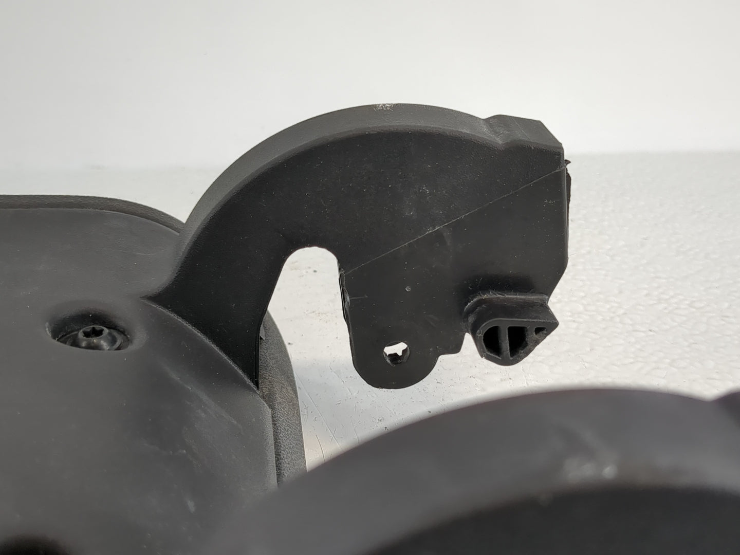 2018-2022 Chevrolet Equinox Center Console Armrest Cover Lid Fits Fits 2018 2019 2020 2021 2022 OEM Used Auto Parts - Oemuse