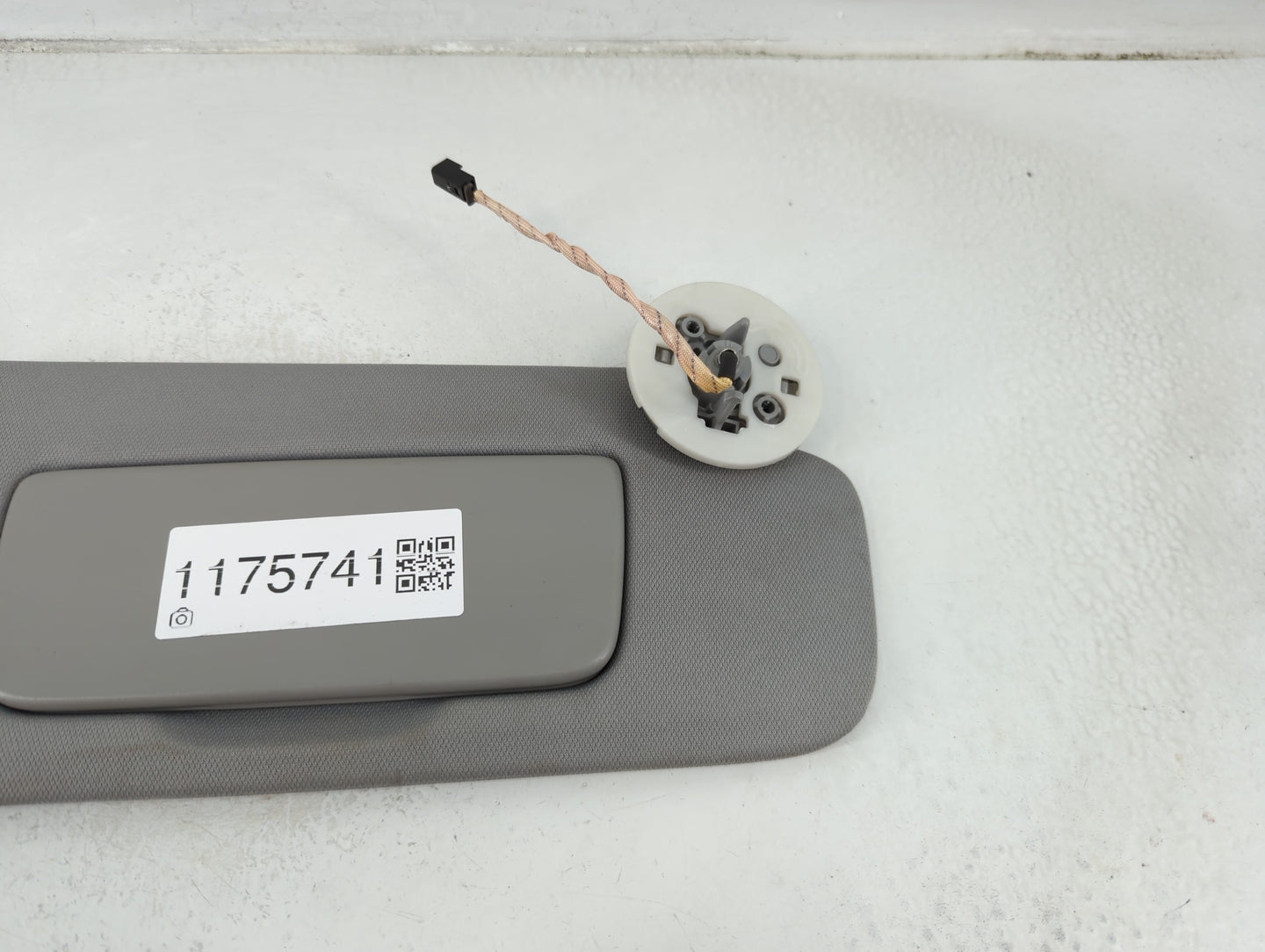 2018-2019 Chevrolet Equinox Sun Visor Shade Replacement Driver Left Mirror Fits Fits 2018 2019 OEM Used Auto Parts - Oemused