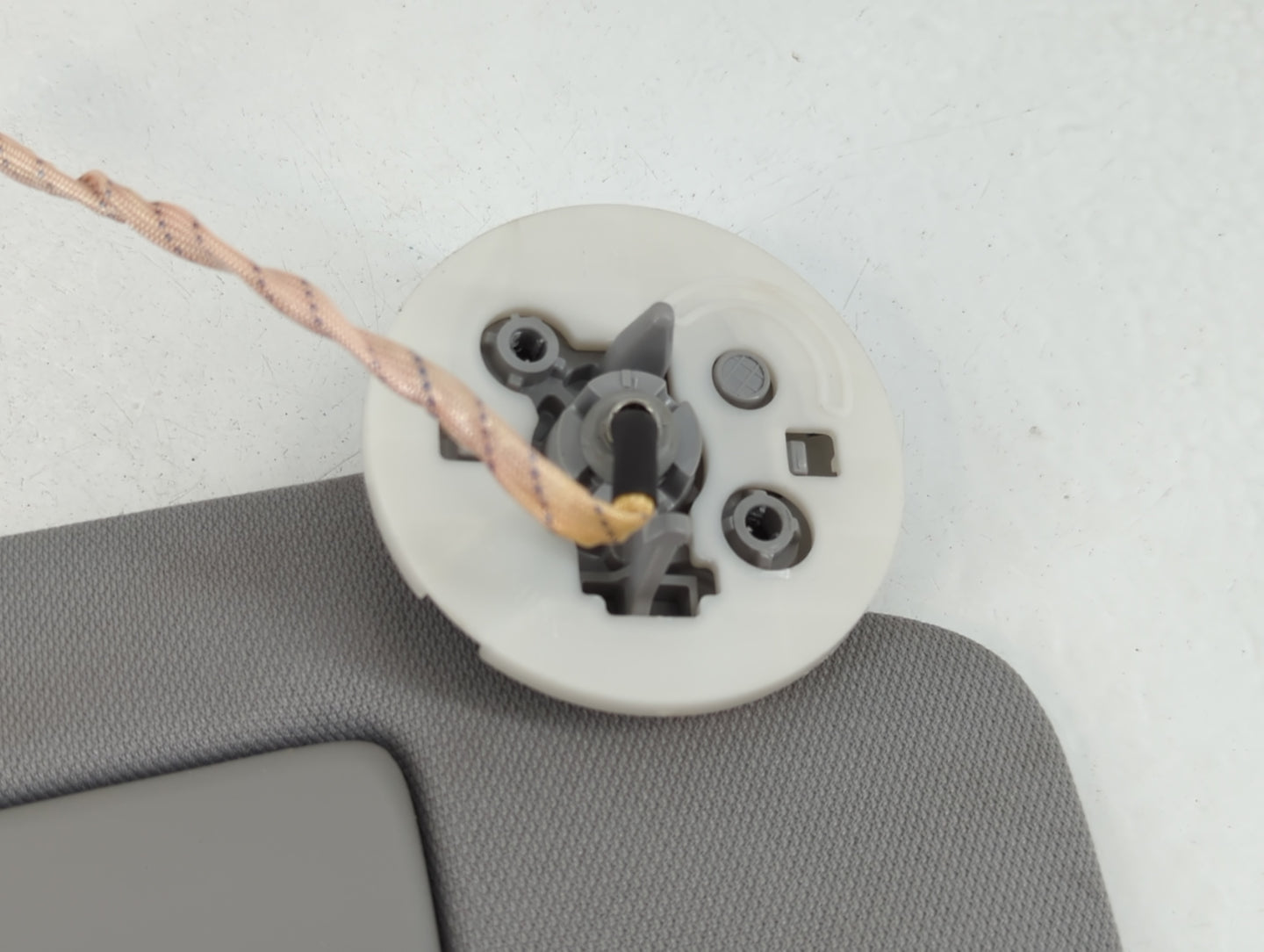 2018-2019 Chevrolet Equinox Sun Visor Shade Replacement Driver Left Mirror Fits Fits 2018 2019 OEM Used Auto Parts - Oemused