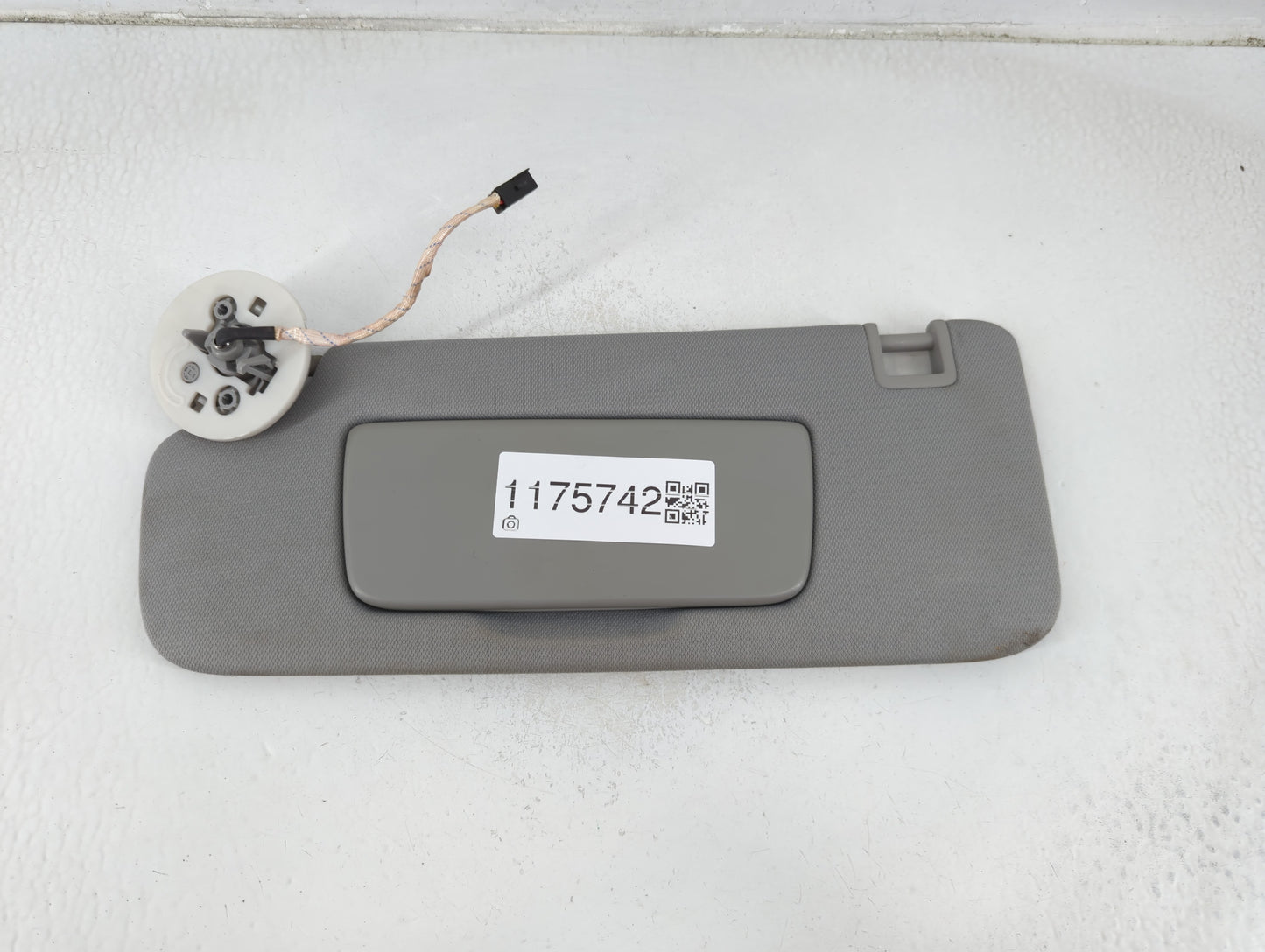 2018-2019 Chevrolet Equinox Sun Visor Shade Replacement Passenger Right Mirror Fits Fits 2018 2019 OEM Used Auto Parts - Oem