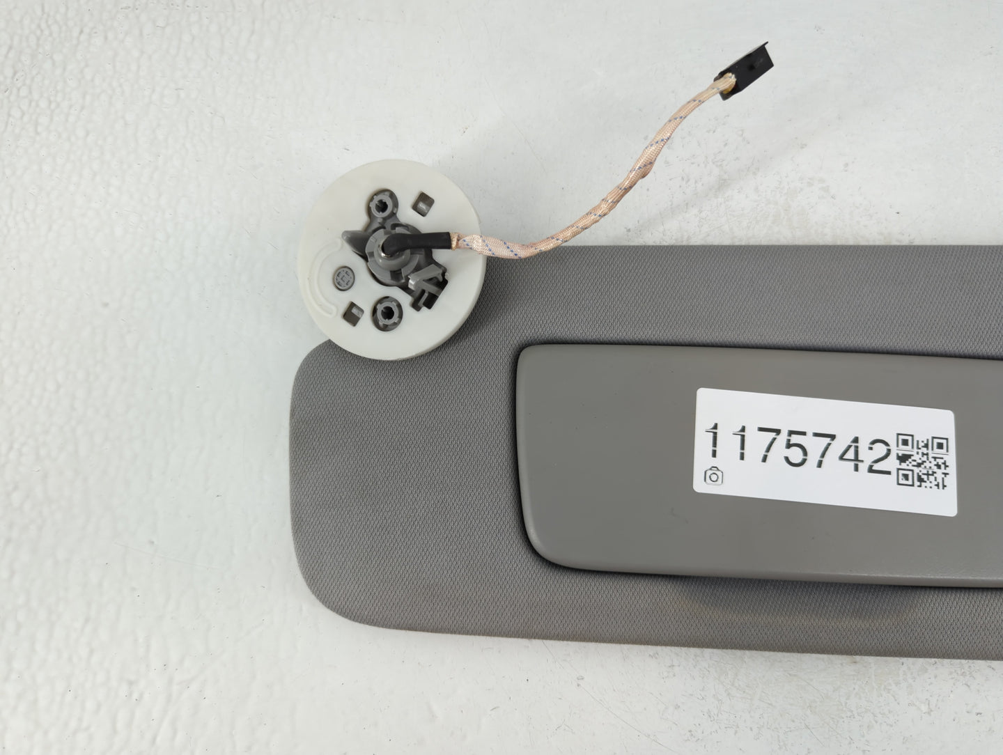 2018-2019 Chevrolet Equinox Sun Visor Shade Replacement Passenger Right Mirror Fits Fits 2018 2019 OEM Used Auto Parts - Oem