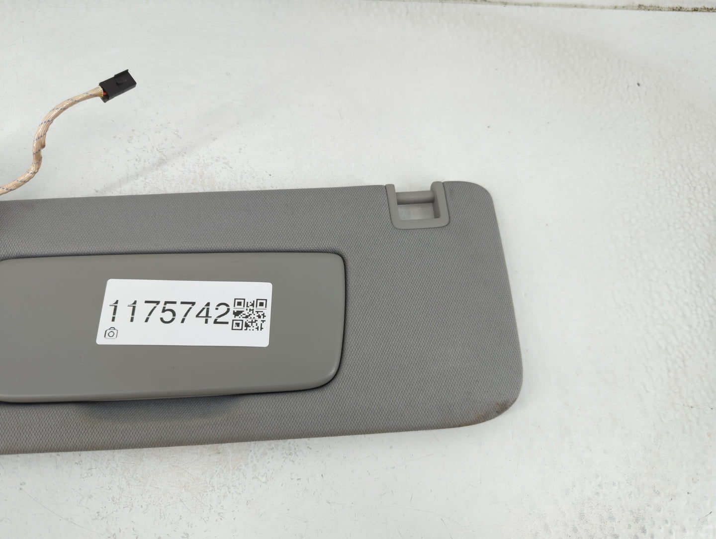 2018-2019 Chevrolet Equinox Sun Visor Shade Replacement Passenger Right Mirror Fits Fits 2018 2019 OEM Used Auto Parts - Oem