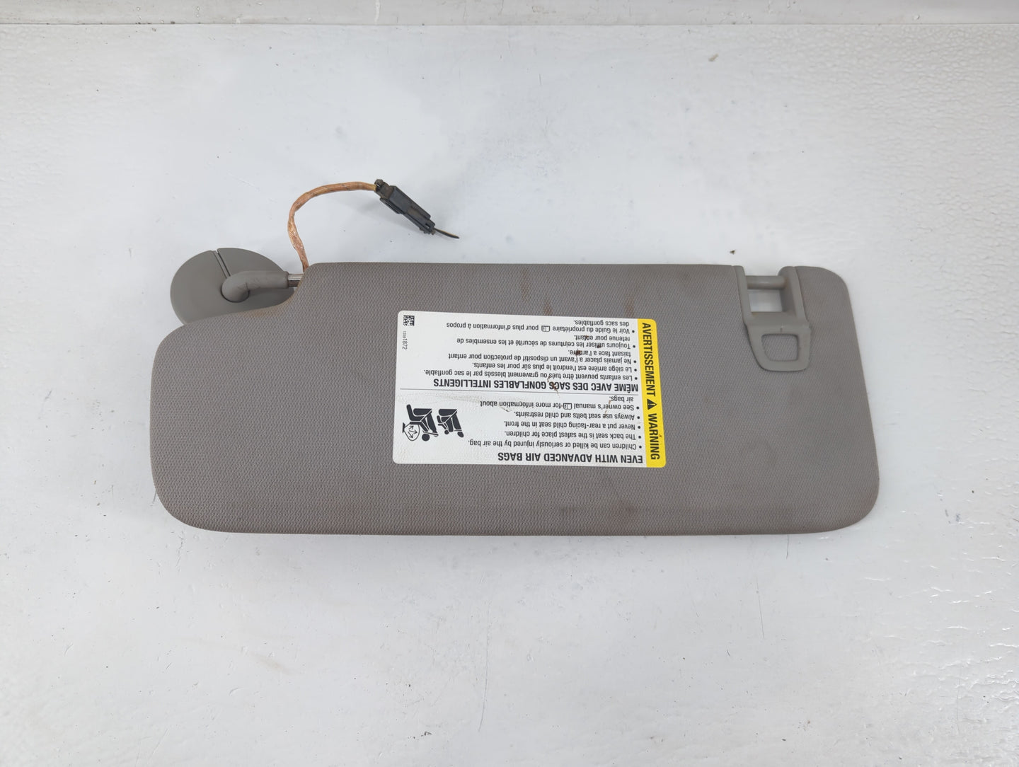 2018-2019 Chevrolet Equinox Sun Visor Shade Replacement Passenger Right Mirror Fits Fits 2018 2019 OEM Used Auto Parts - Oem