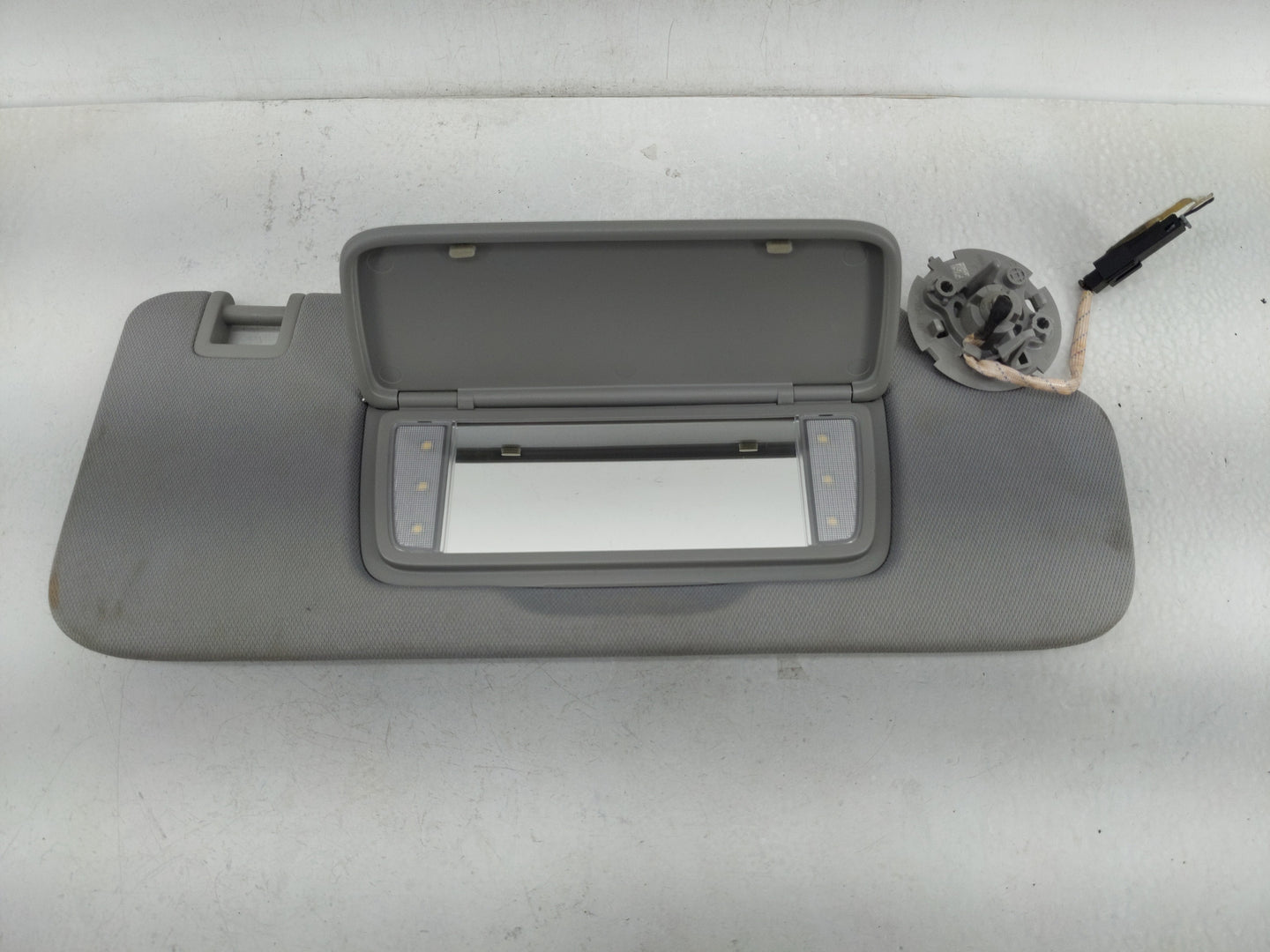 2018-2019 Chevrolet Equinox Sun Visor Shade Replacement Passenger Right Mirror Fits Fits 2018 2019 OEM Used Auto Parts - Oem