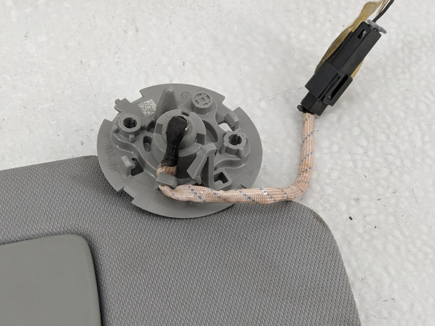 2018-2019 Chevrolet Equinox Sun Visor Shade Replacement Passenger Right Mirror Fits Fits 2018 2019 OEM Used Auto Parts - Oem