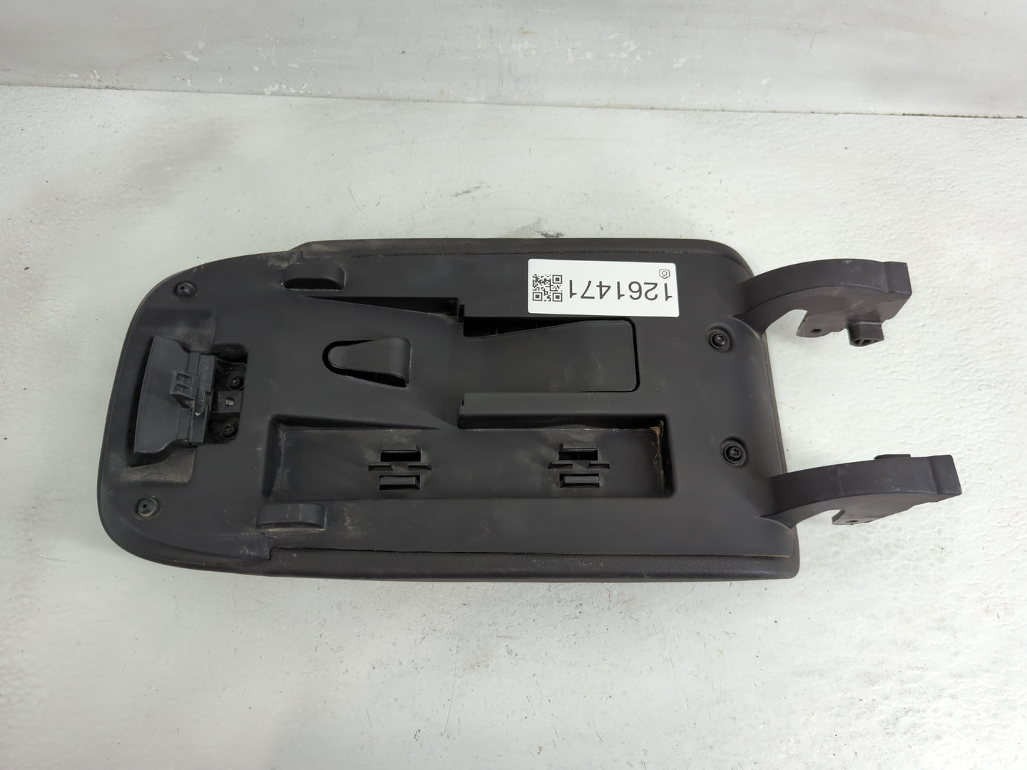 2019 Chevrolet Equinox Center Console Armrest Cover Lid Fits OEM Used Auto Parts - Oemusedautoparts1.com