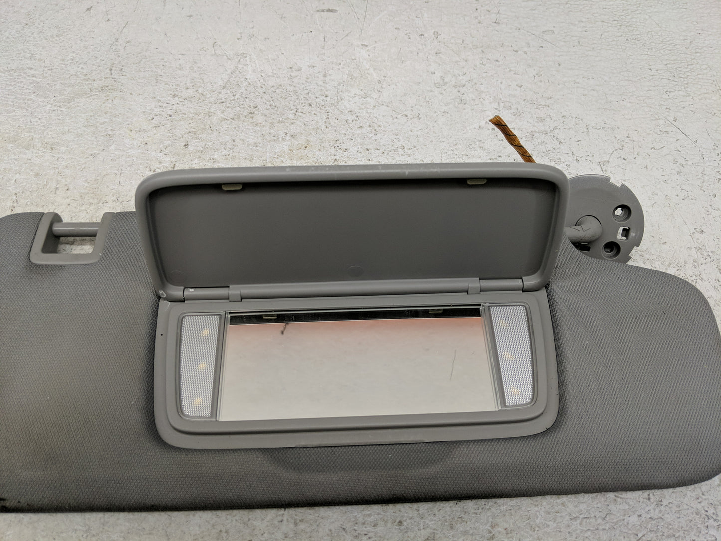 2018-2019 Chevrolet Equinox Sun Visor Shade Replacement Passenger Right Mirror Fits Fits 2018 2019 OEM Used Auto Parts - Oem