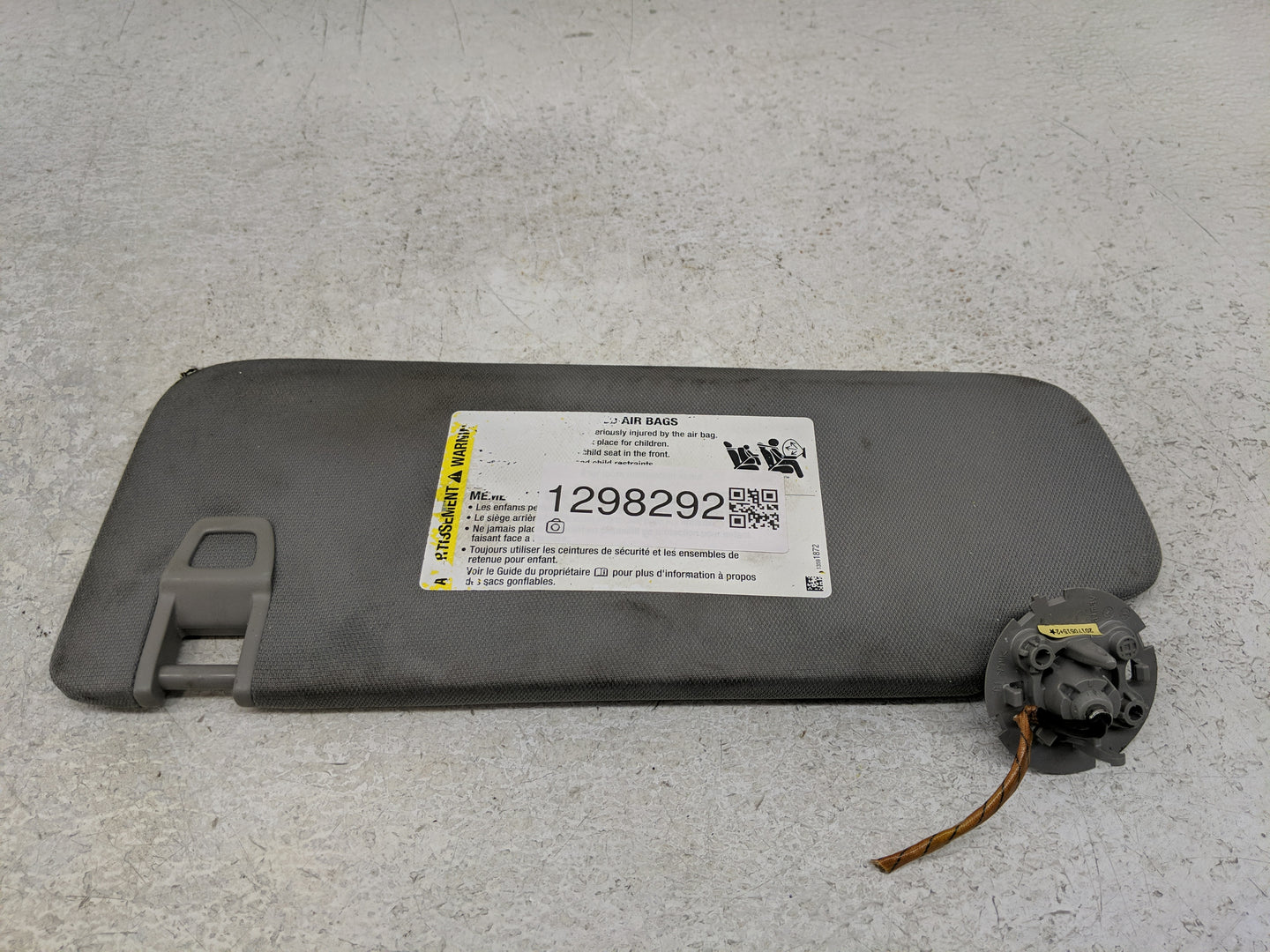 2018-2019 Chevrolet Equinox Sun Visor Shade Replacement Passenger Right Mirror Fits Fits 2018 2019 OEM Used Auto Parts - Oem