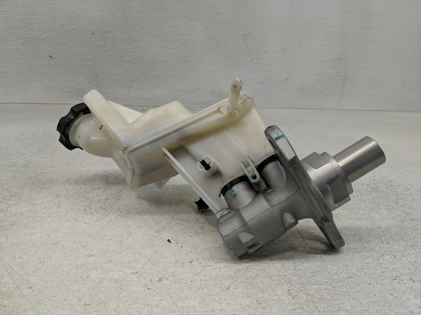 2018-2022 Chevrolet Equinox Brake Master Cylinder 1302491 - Oemusedautoparts1.com