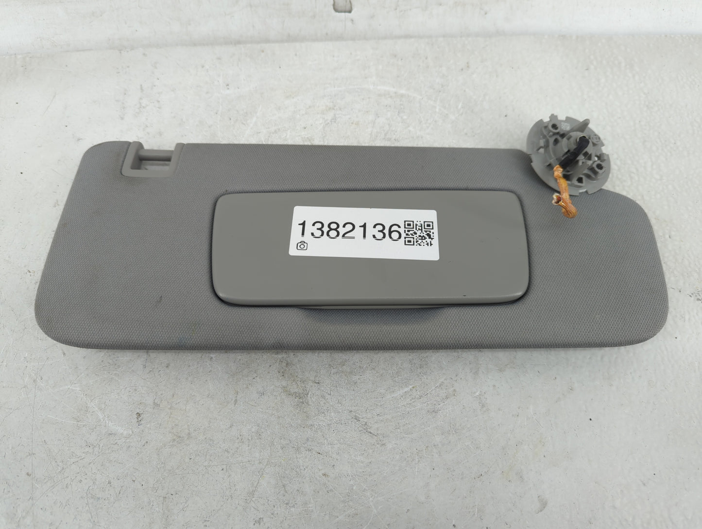 2018-2019 Chevrolet Equinox Sun Visor Shade Replacement Passenger Right Mirror Fits Fits 2018 2019 OEM Used Auto Parts - Oem