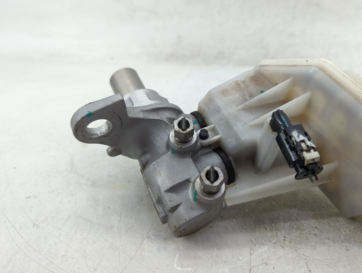 2018-2022 Chevrolet Equinox Brake Master Cylinder 1383159 - Oemusedautoparts1.com