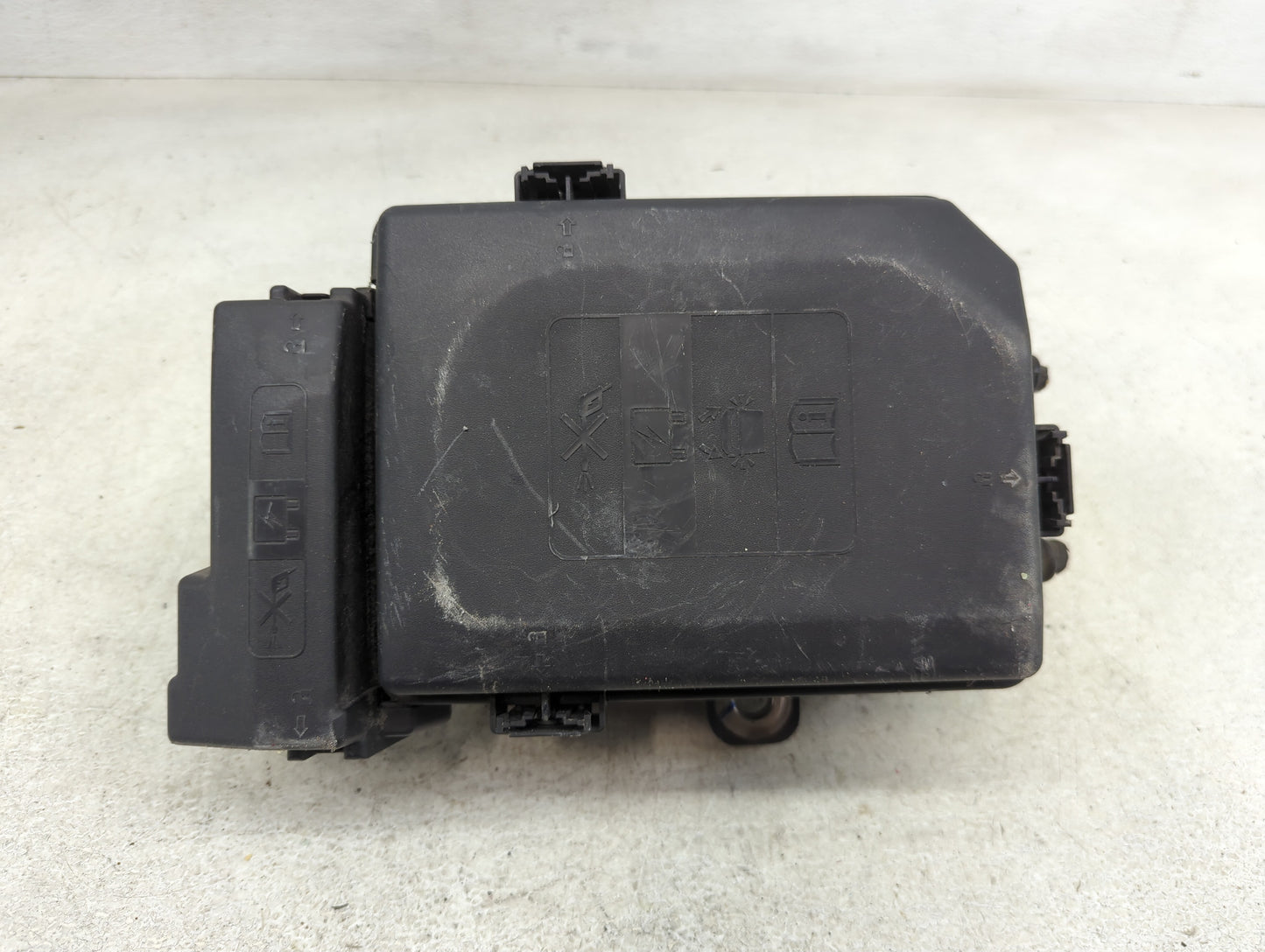 2018-2022 Chevrolet Equinox Fusebox Fuse Box Panel Relay Module P/N:84733372 Fits Fits 2018 2019 2020 2021 2022 OEM Used Aut