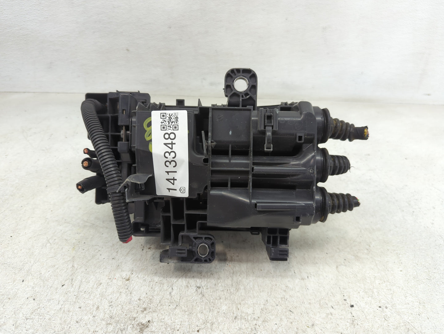 2018-2022 Chevrolet Equinox Fusebox Fuse Box Panel Relay Module P/N:84733372 Fits Fits 2018 2019 2020 2021 2022 OEM Used Aut