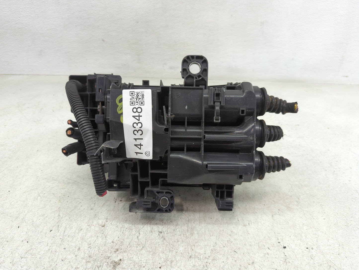 2018-2022 Chevrolet Equinox Fusebox Fuse Box Panel Relay Module P/N:84733372 Fits Fits 2018 2019 2020 2021 2022 OEM Used Aut