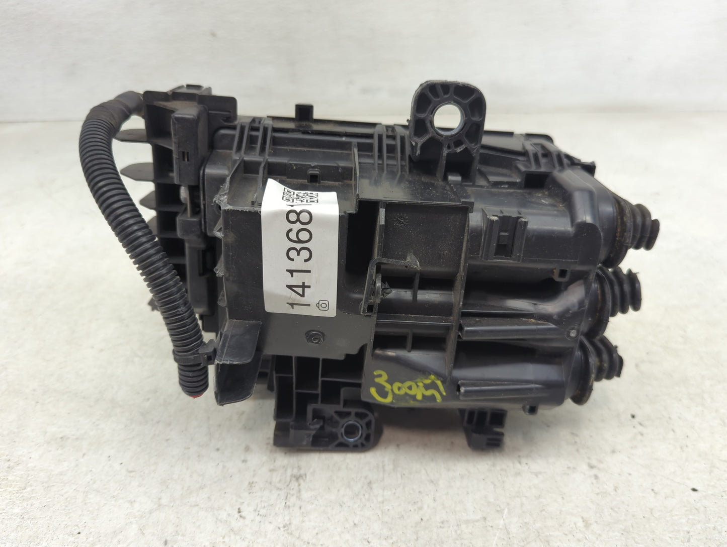2018-2022 Chevrolet Equinox Fusebox Fuse Box Panel Relay Module P/N:84733372 812461952 Fits Fits 2018 2019 2020 2021 2022 OE