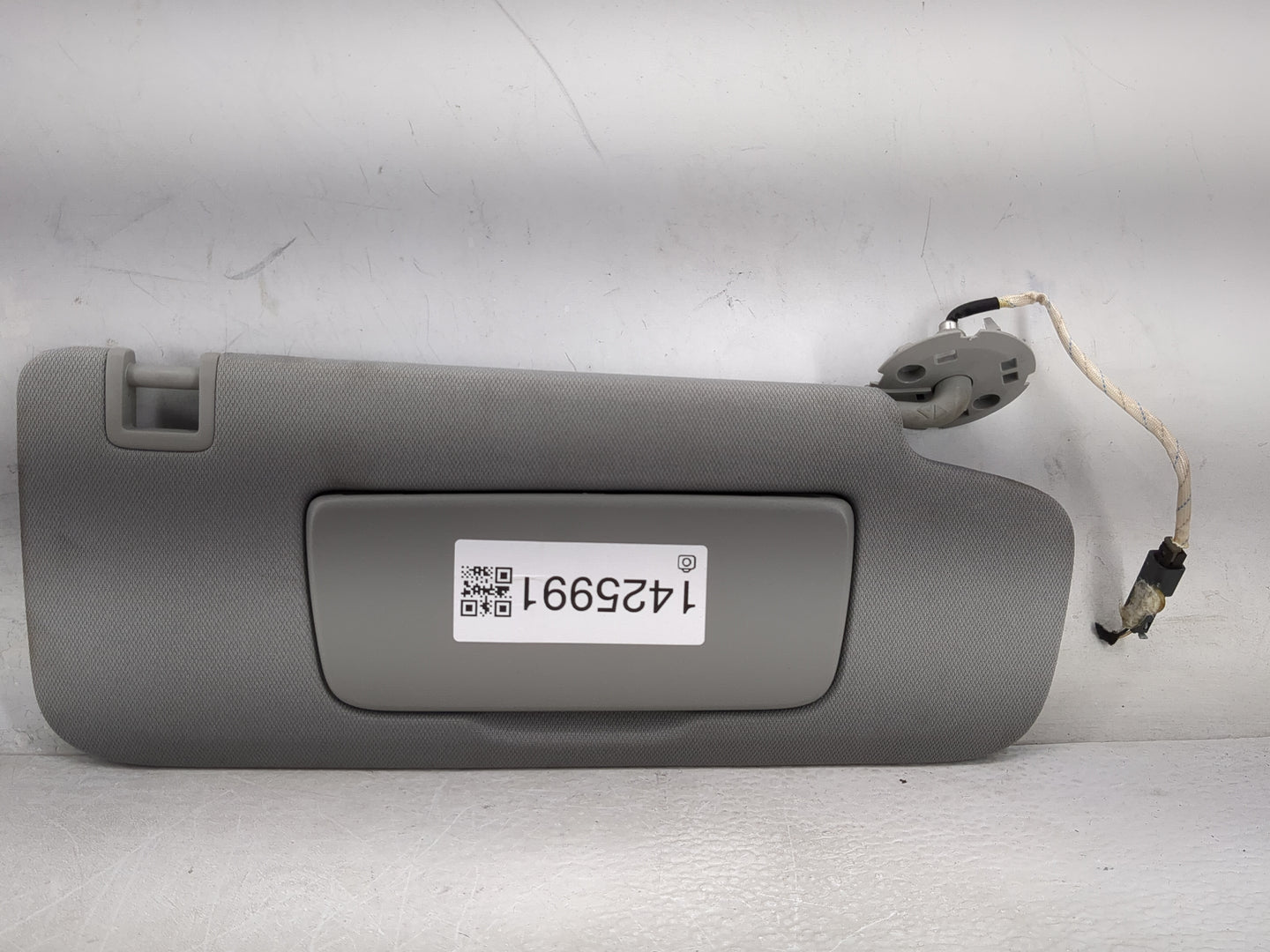 2018-2019 Chevrolet Equinox Sun Visor Shade Replacement Passenger Right Mirror Fits Fits 2018 2019 OEM Used Auto Parts - Oem