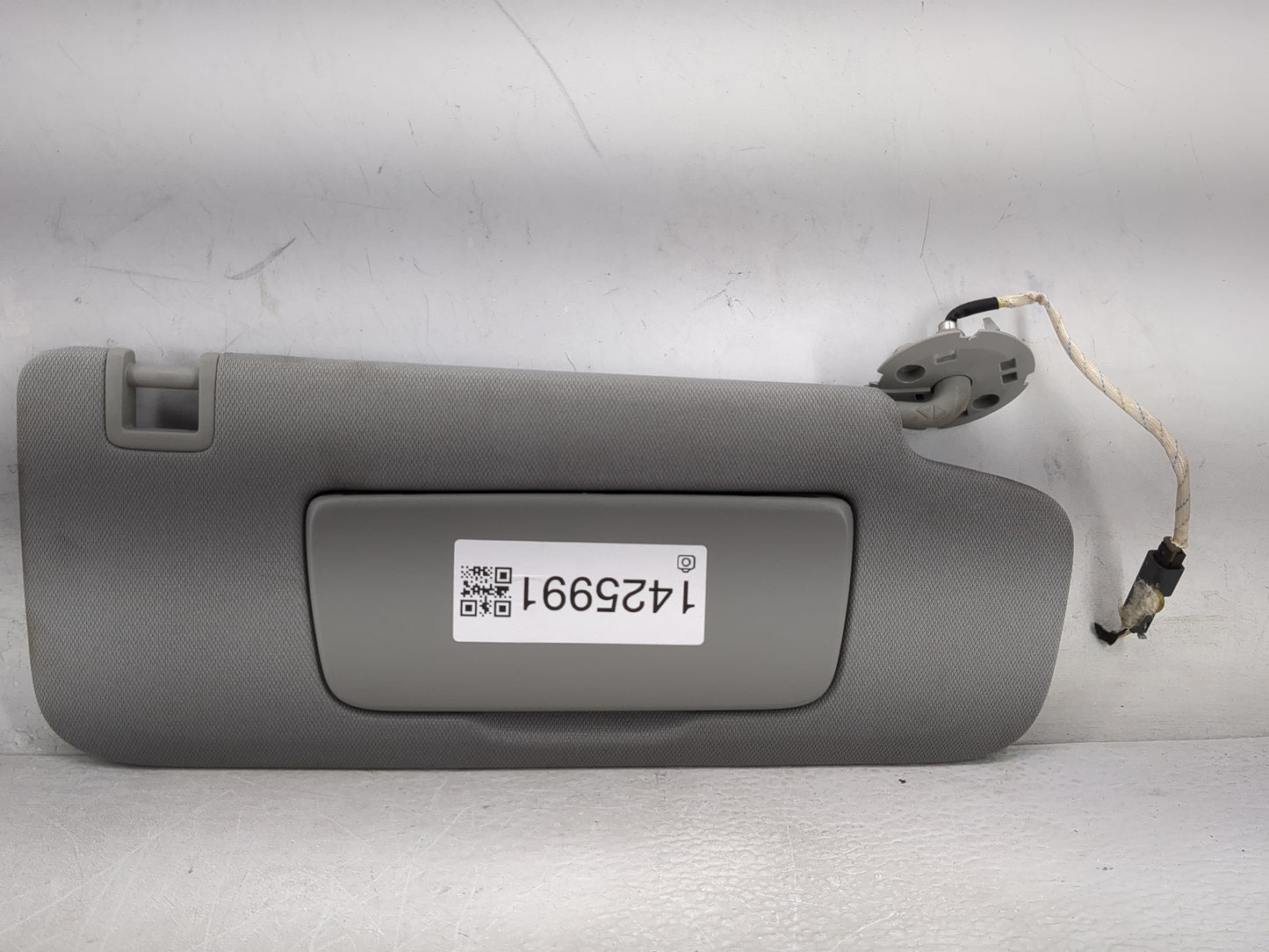 2018-2019 Chevrolet Equinox Sun Visor Shade Replacement Passenger Right Mirror Fits Fits 2018 2019 OEM Used Auto Parts - Oem