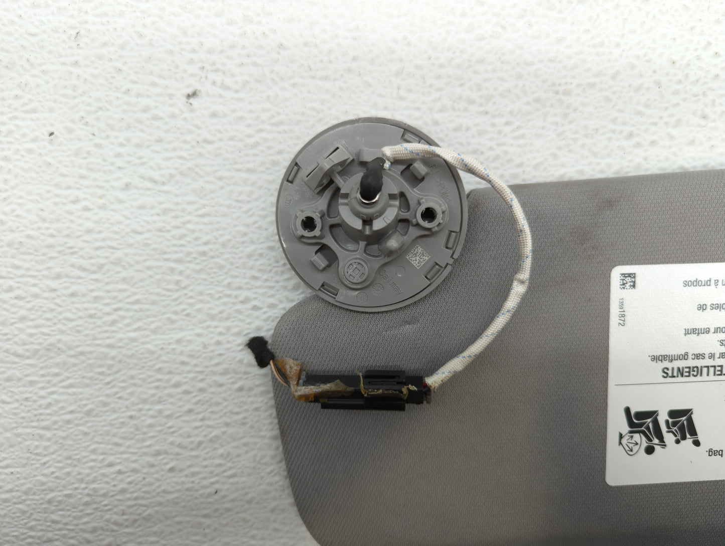 2018-2019 Chevrolet Equinox Sun Visor Shade Replacement Passenger Right Mirror Fits Fits 2018 2019 OEM Used Auto Parts - Oem