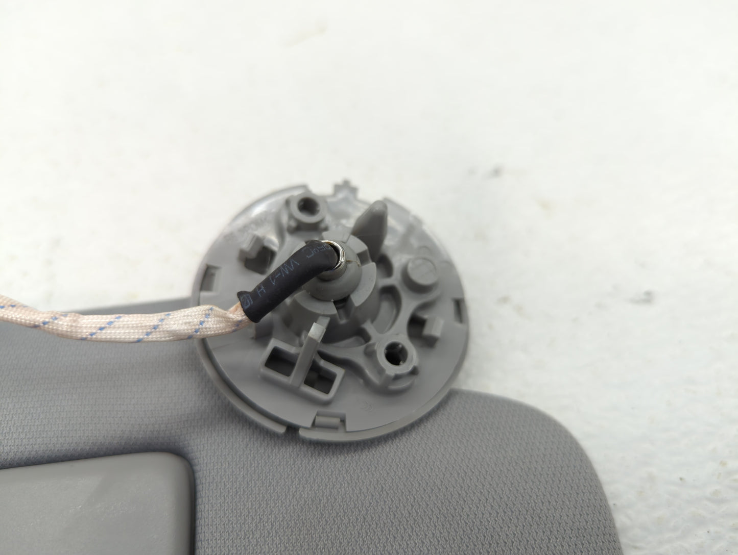 2018-2019 Chevrolet Equinox Sun Visor Shade Replacement Passenger Right Mirror Fits Fits 2018 2019 OEM Used Auto Parts - Oem