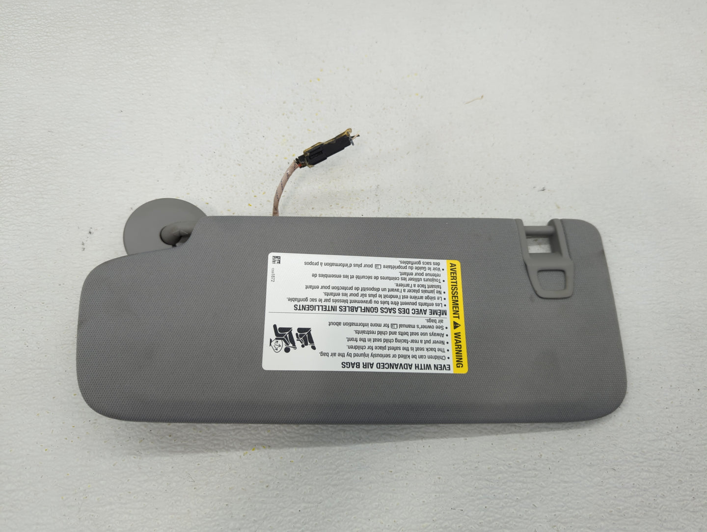 2018-2019 Chevrolet Equinox Sun Visor Shade Replacement Passenger Right Mirror Fits Fits 2018 2019 OEM Used Auto Parts - Oem