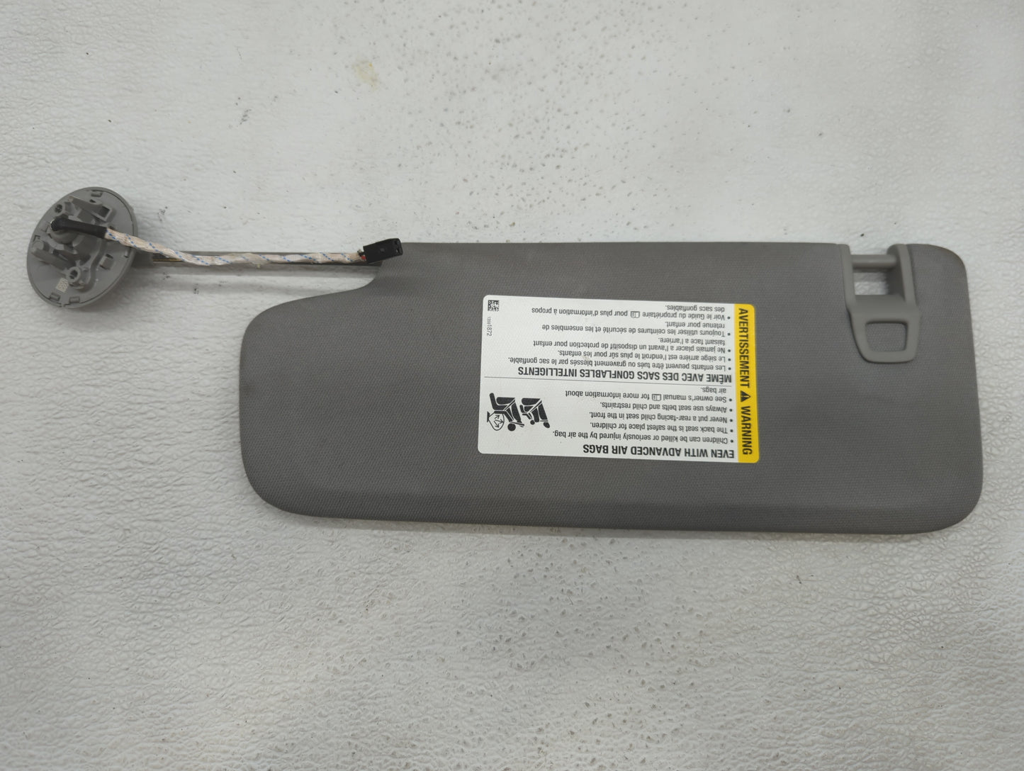 2018-2019 Chevrolet Equinox Sun Visor Shade Replacement Passenger Right Mirror Fits Fits 2018 2019 OEM Used Auto Parts - Oem