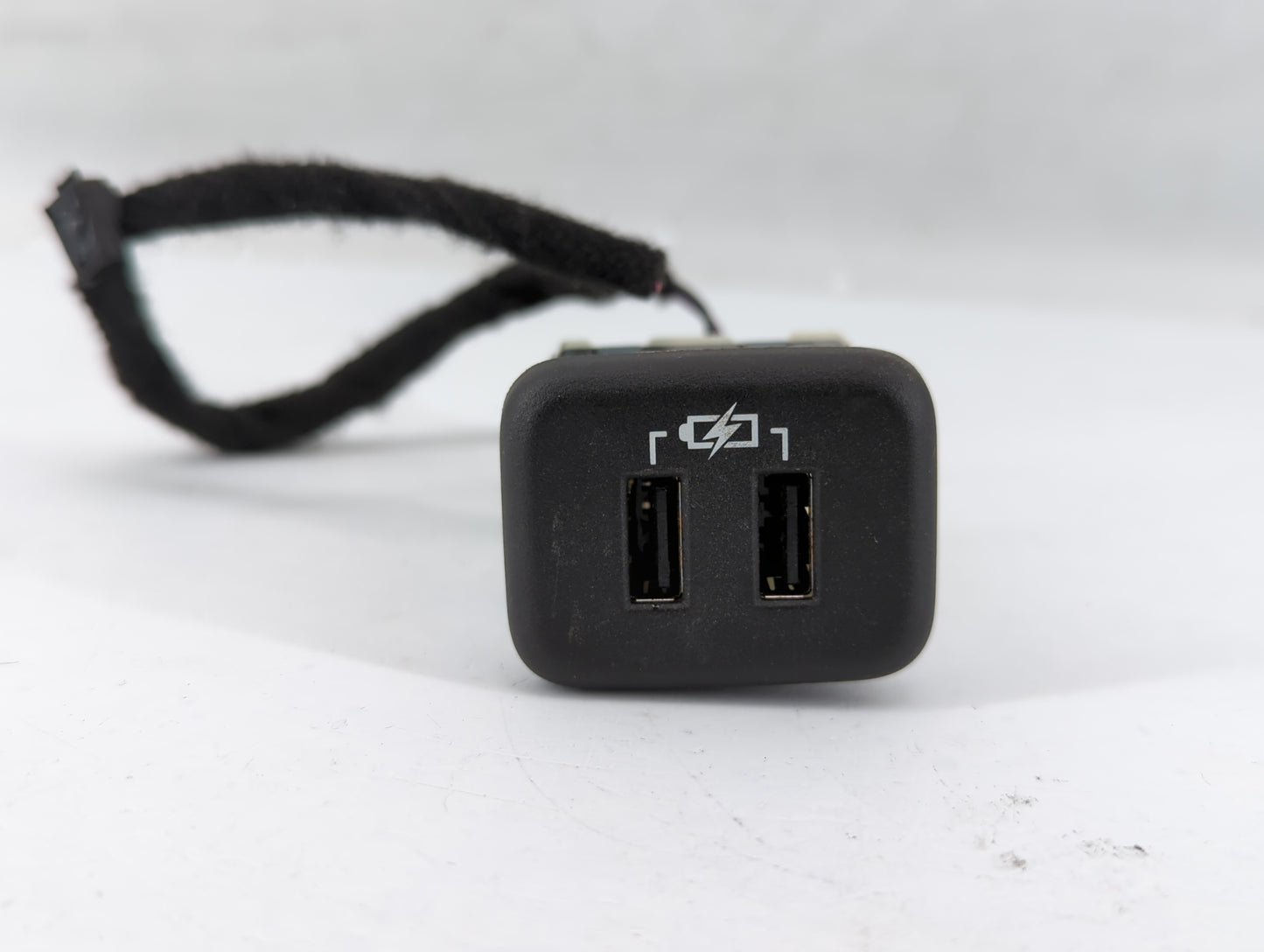 2019 Chevrolet Equinox CONSOLE BACK DUAL USB CHARGER PORT - Oemusedautoparts1.com
