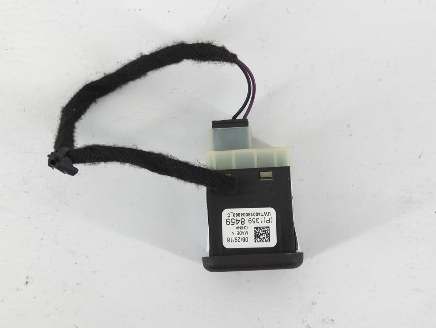 2019 Chevrolet Equinox CONSOLE BACK DUAL USB CHARGER PORT - Oemusedautoparts1.com