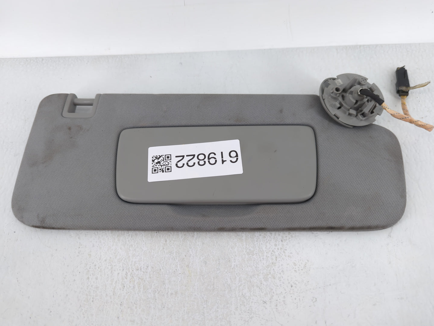 2018-2019 Chevrolet Equinox Sun Visor Shade Replacement Passenger Right Mirror Fits Fits 2018 2019 OEM Used Auto Parts - Oem