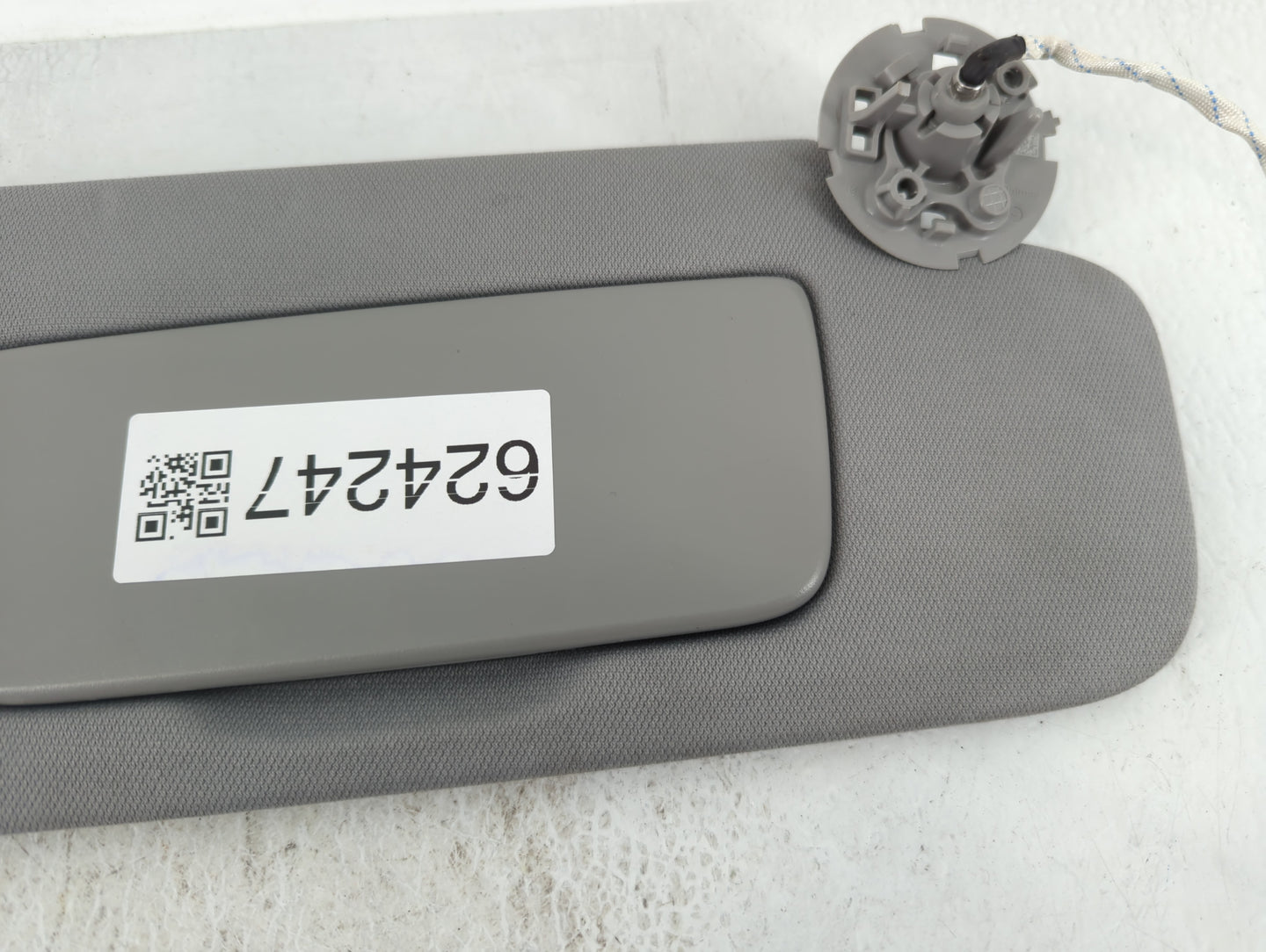 2018-2019 Chevrolet Equinox Sun Visor Shade Replacement Passenger Right Mirror Fits Fits 2018 2019 OEM Used Auto Parts - Oem