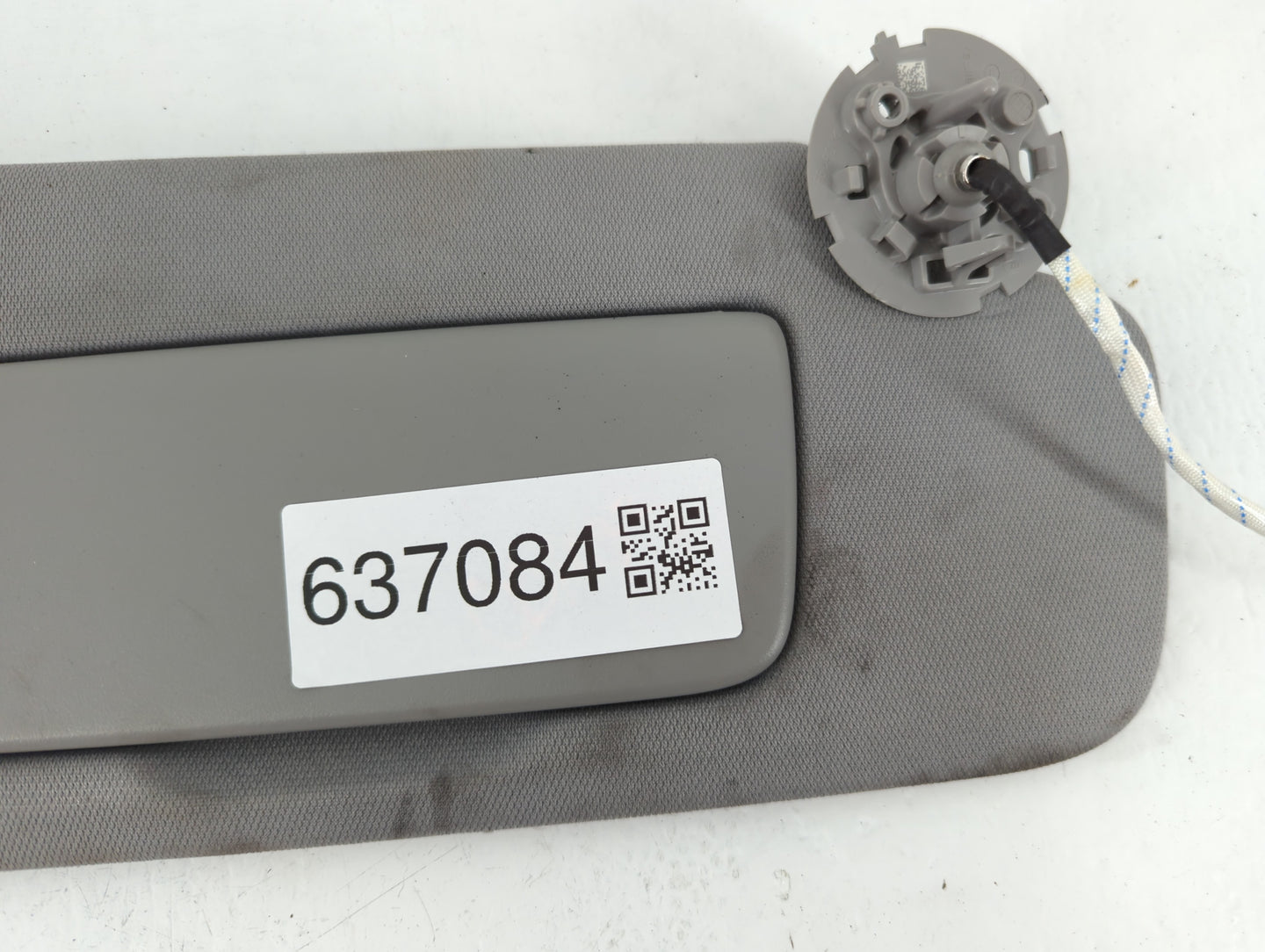 2018-2019 Chevrolet Equinox Sun Visor Shade Replacement Passenger Right Mirror Fits Fits 2018 2019 OEM Used Auto Parts - Oem