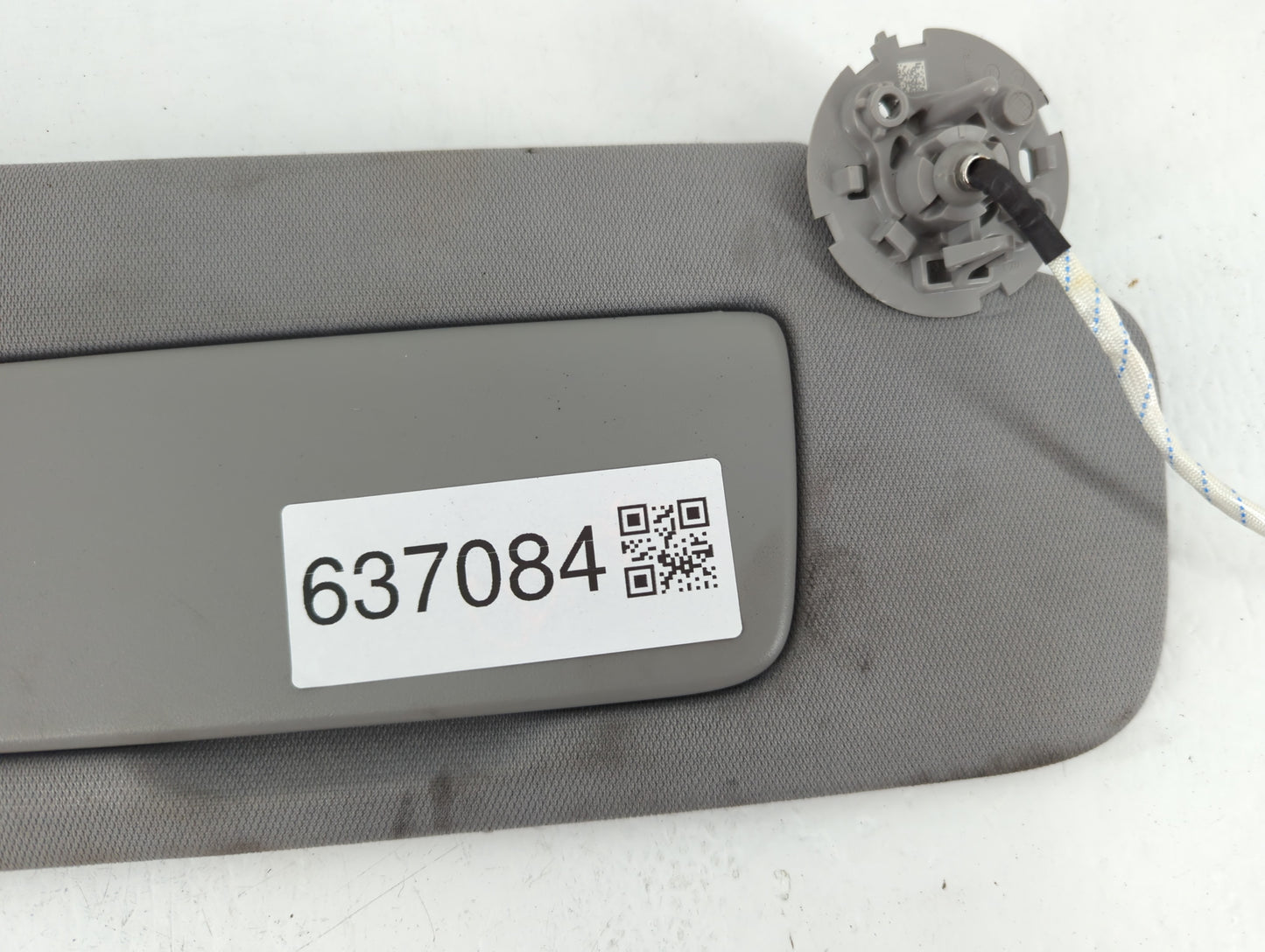 2018-2019 Chevrolet Equinox Sun Visor Shade Replacement Passenger Right Mirror Fits Fits 2018 2019 OEM Used Auto Parts - Oem