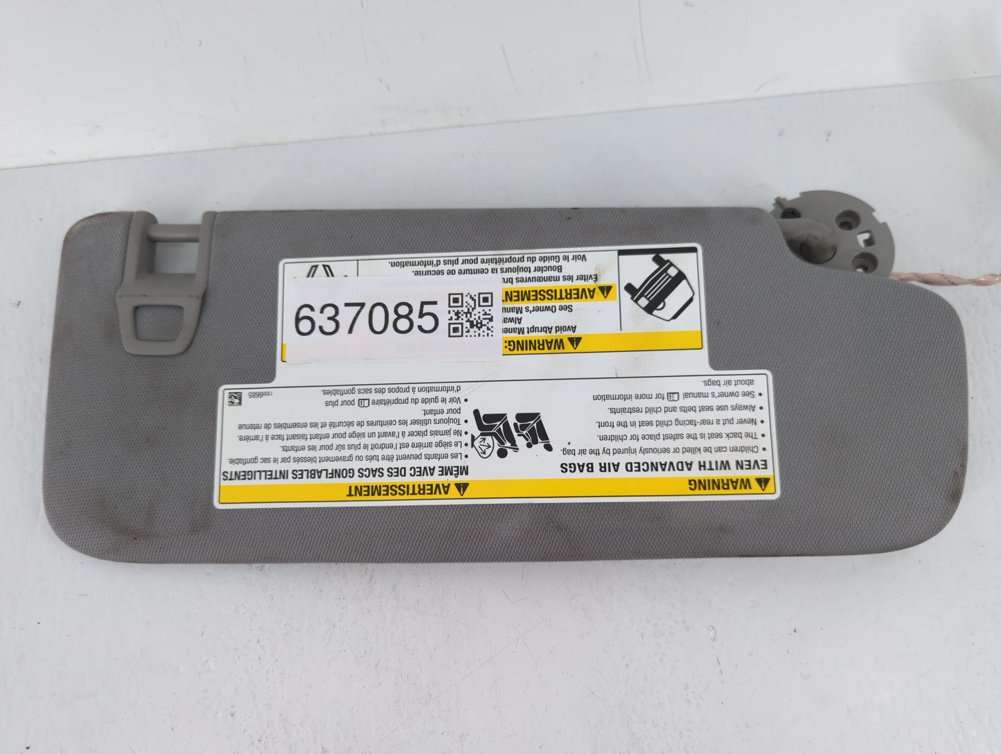 2018-2019 Chevrolet Equinox Sun Visor Shade Replacement Passenger Right Mirror Fits Fits 2018 2019 OEM Used Auto Parts - Oem