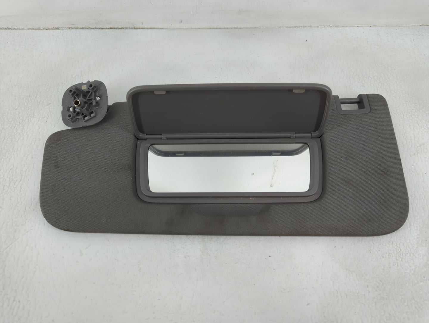 2018-2019 Chevrolet Equinox Sun Visor Shade Replacement Driver Left Mirror Fits Fits 2018 2019 OEM Used Auto Parts - Oemused