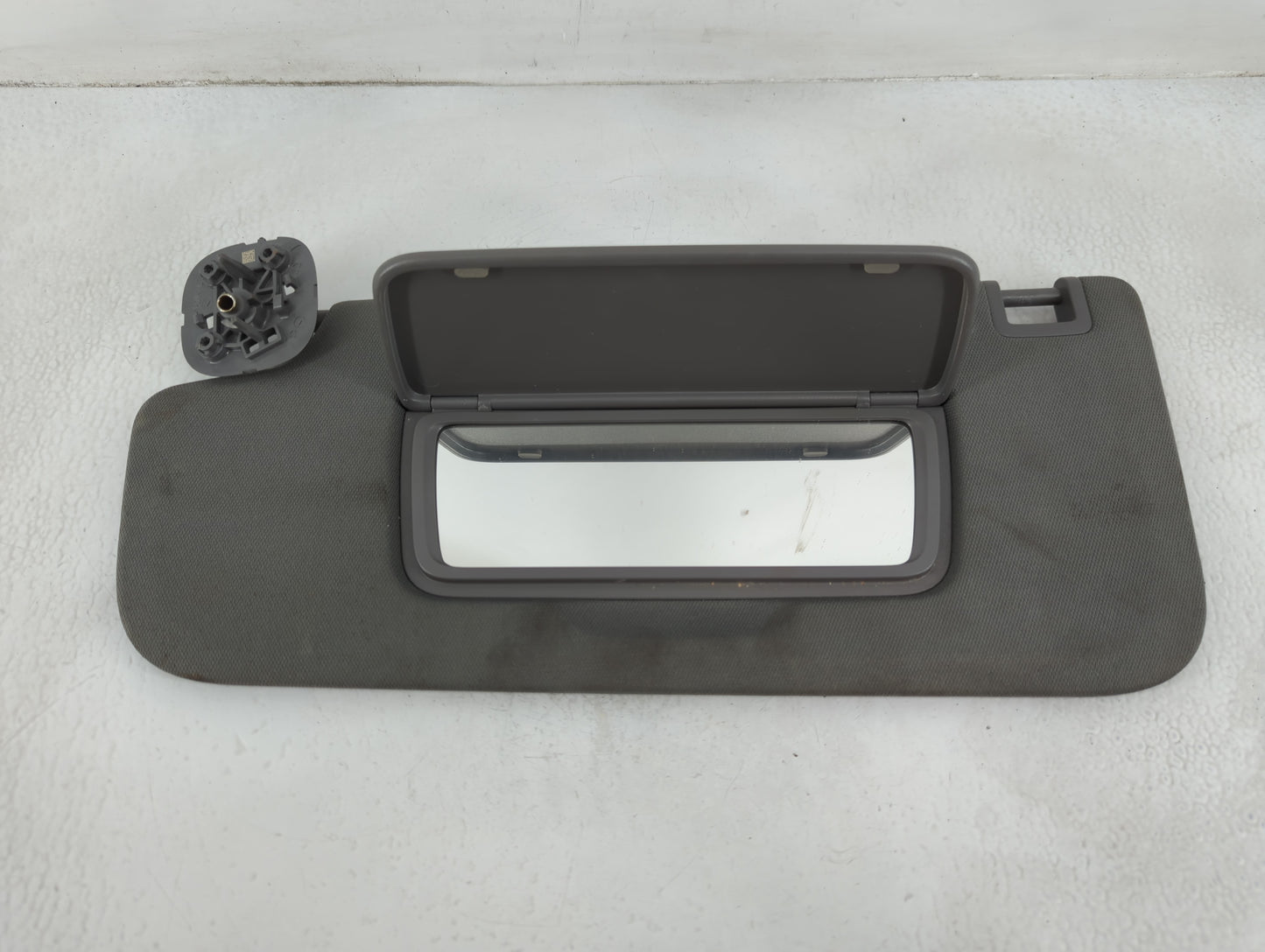 2018-2019 Chevrolet Equinox Sun Visor Shade Replacement Driver Left Mirror Fits Fits 2018 2019 OEM Used Auto Parts - Oemused