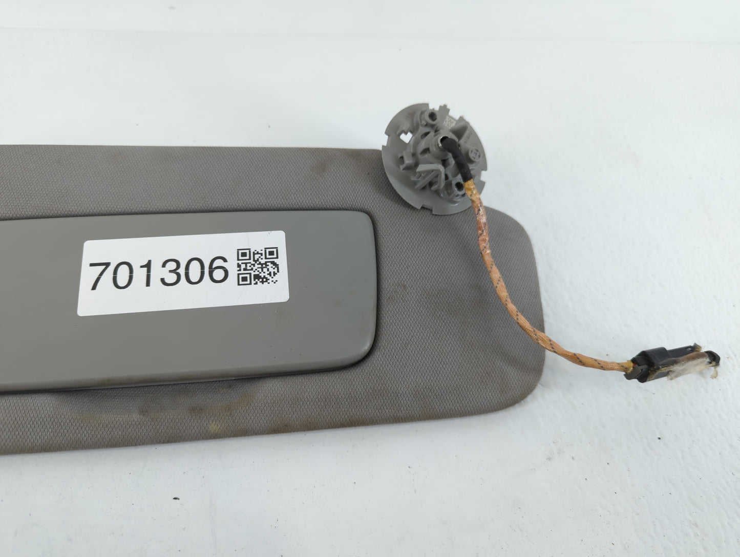 2018-2019 Chevrolet Equinox Sun Visor Shade Replacement Passenger Right Mirror Fits Fits 2018 2019 OEM Used Auto Parts - Oem