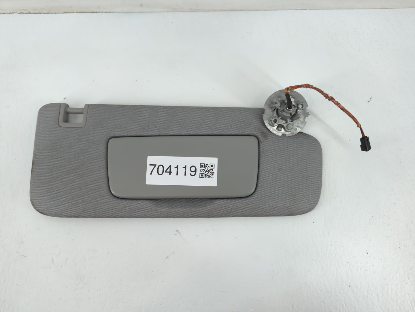 2018-2019 Chevrolet Equinox Sun Visor Shade Replacement Passenger Right Mirror Fits Fits 2018 2019 OEM Used Auto Parts - Oem