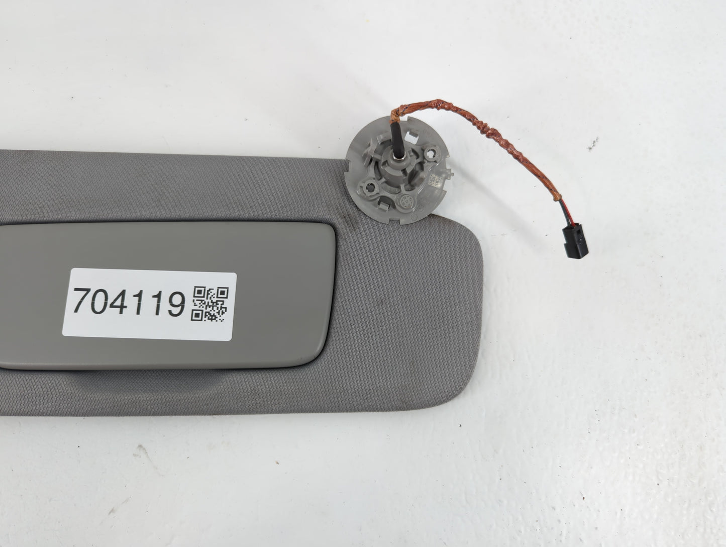 2018-2019 Chevrolet Equinox Sun Visor Shade Replacement Passenger Right Mirror Fits Fits 2018 2019 OEM Used Auto Parts - Oem