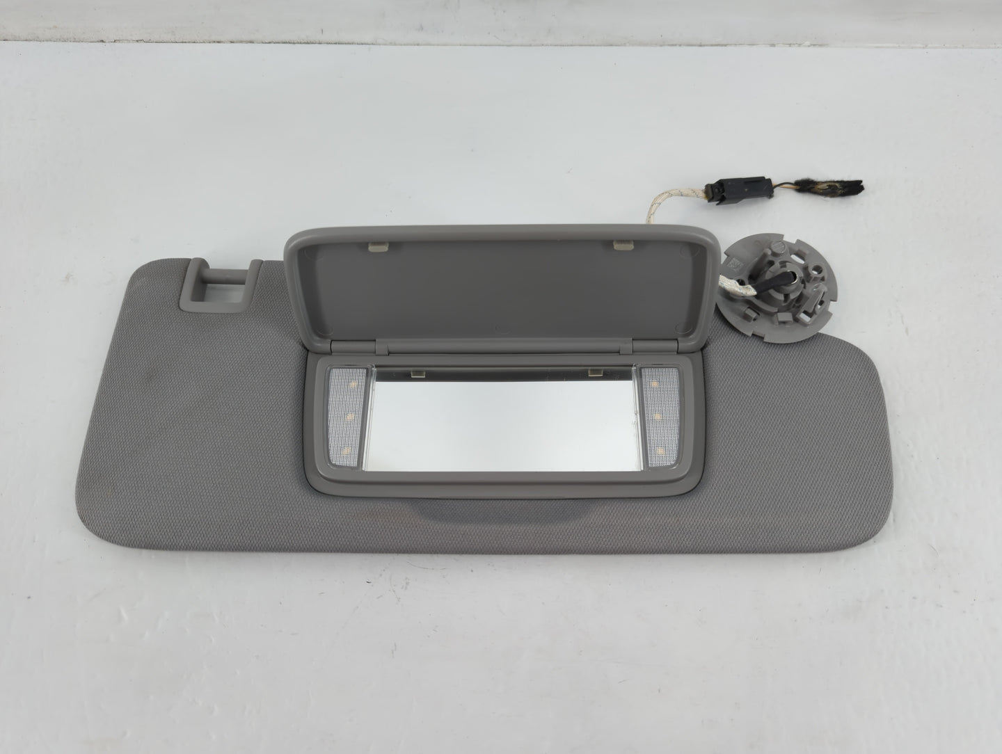 2018-2019 Chevrolet Equinox Sun Visor Shade Replacement Passenger Right Mirror Fits Fits 2018 2019 OEM Used Auto Parts - Oem