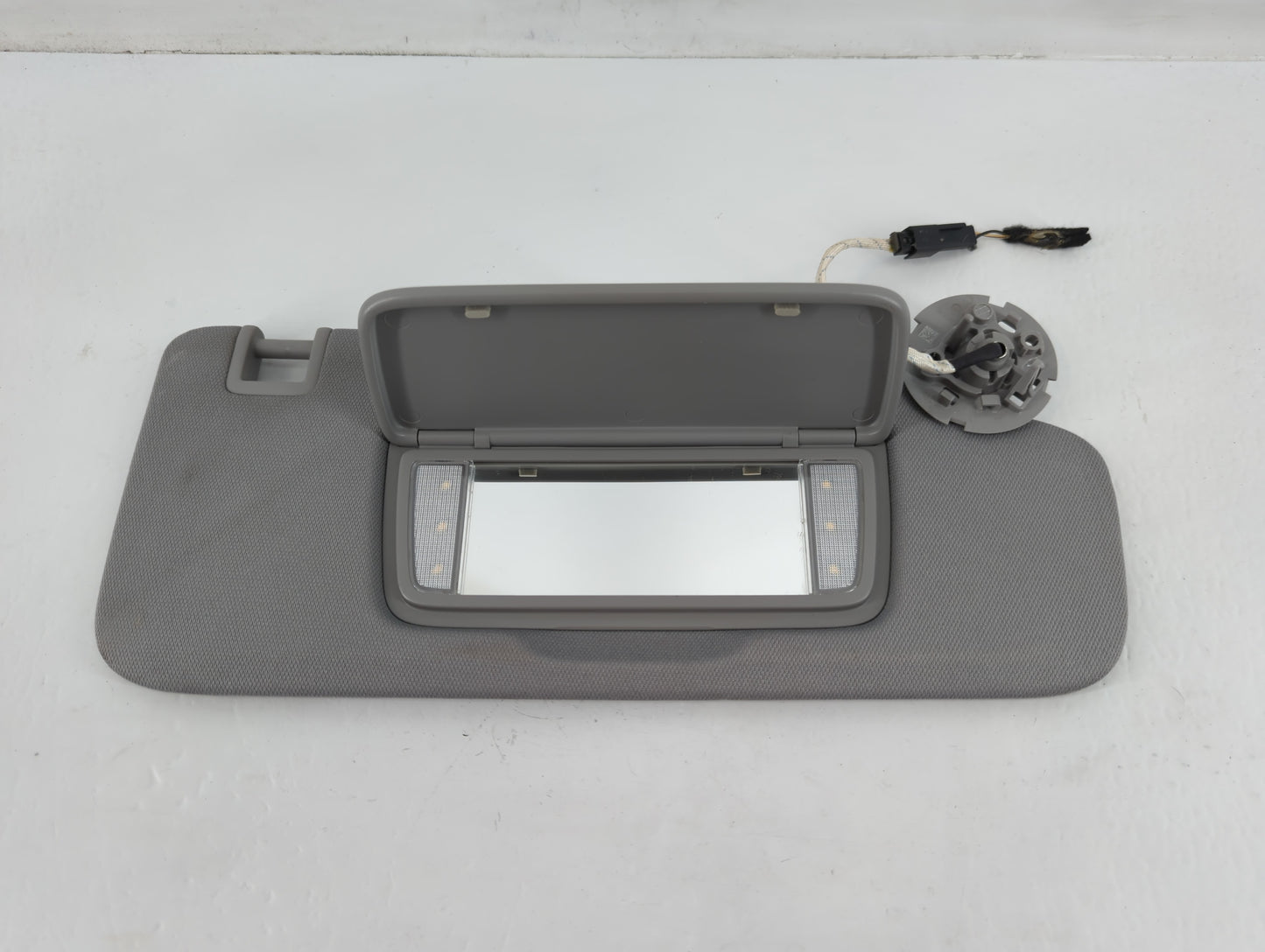 2018-2019 Chevrolet Equinox Sun Visor Shade Replacement Passenger Right Mirror Fits Fits 2018 2019 OEM Used Auto Parts - Oem