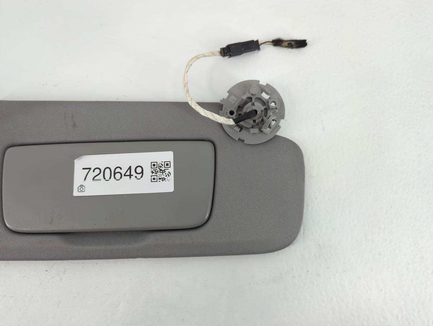 2018-2019 Chevrolet Equinox Sun Visor Shade Replacement Passenger Right Mirror Fits Fits 2018 2019 OEM Used Auto Parts - Oem